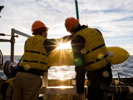 Adjusting an autonomous underwater vehicle at sunrise